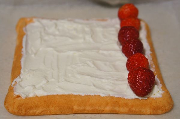 草莓鲜奶蛋糕卷