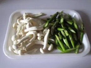 蚝油芦笋炒白玉菇