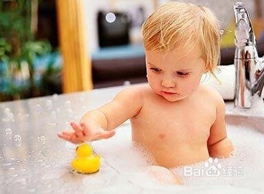 <b>教你如何正确的帮助小儿玩水</b>
