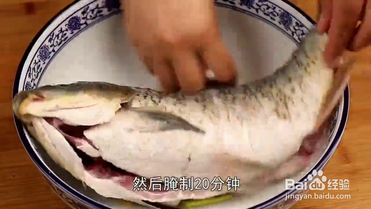 如何制作鲜香辣爽的蒸鲤鱼？