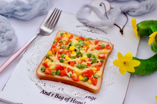 田园时蔬吐司披萨