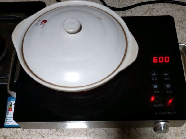 广式腊肠煲仔饭