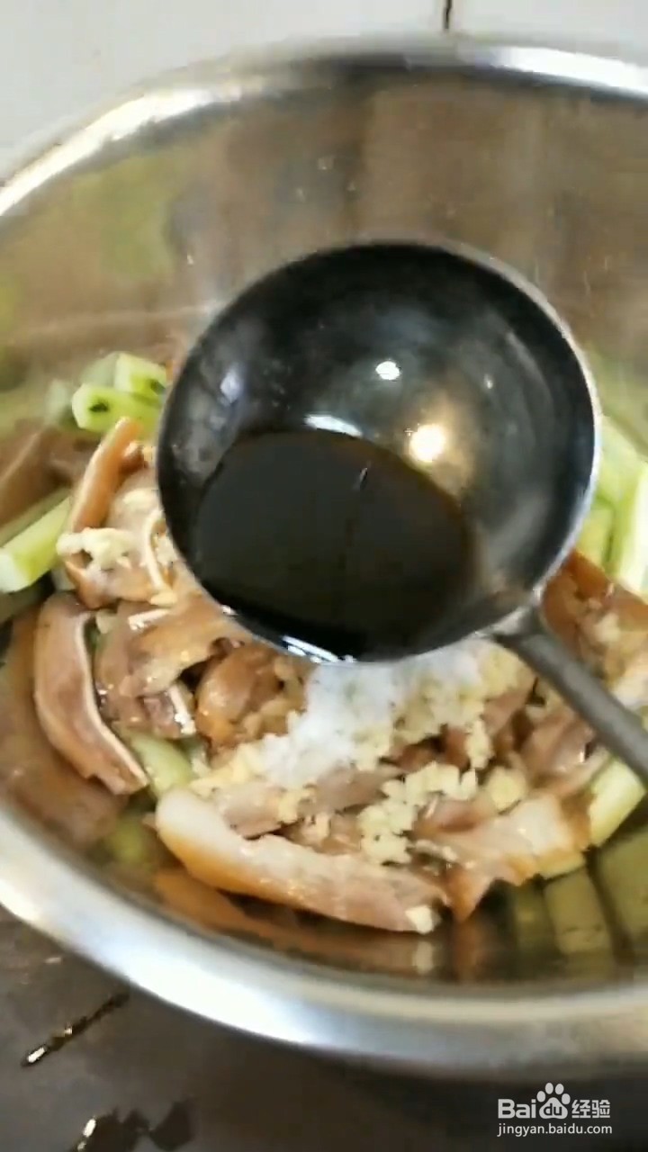 如何自制美味好吃的凉拌猪耳朵黄瓜