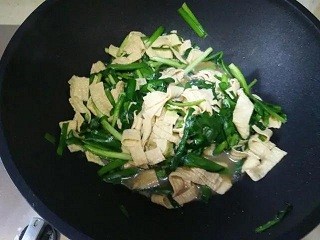 韭菜炒厚豆腐皮怎么做？