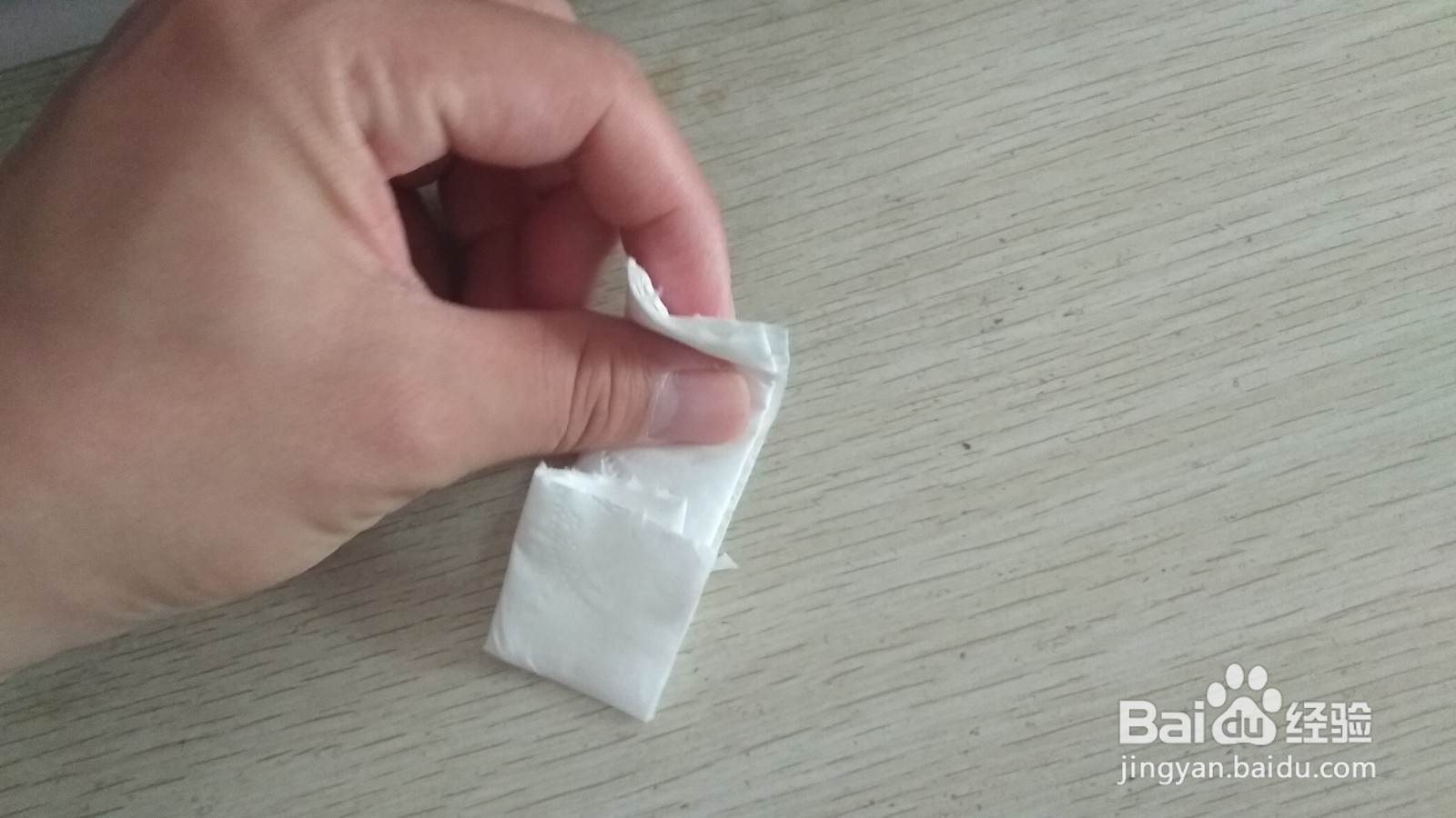 如何用一张长方形手纸做简易的中性笔的支架