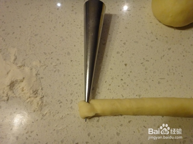 如何制作怀旧的【掼奶油螺旋面包卷】