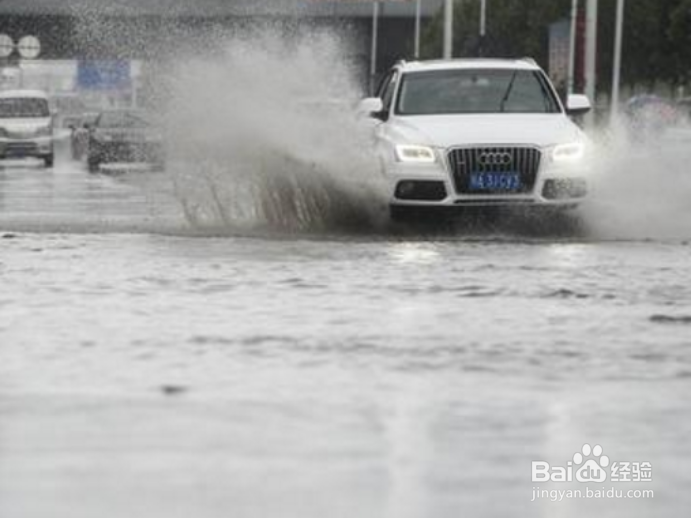 <b>夏季开车，遇到暴雨了怎么办</b>