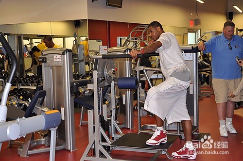 篮球爱好者怎么提高力量