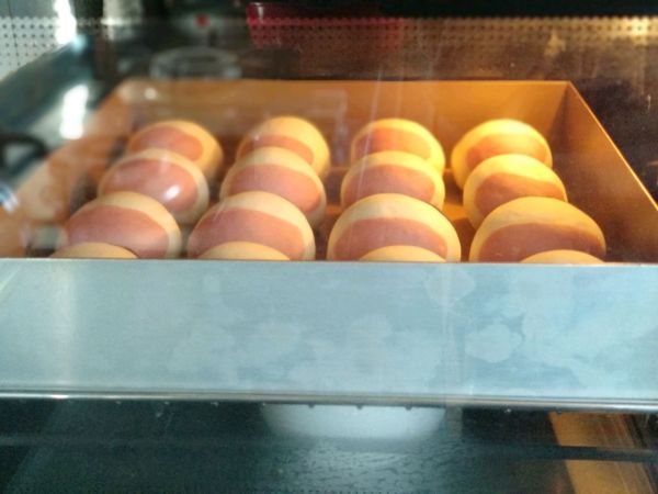 丑萌奶牛豆沙面包