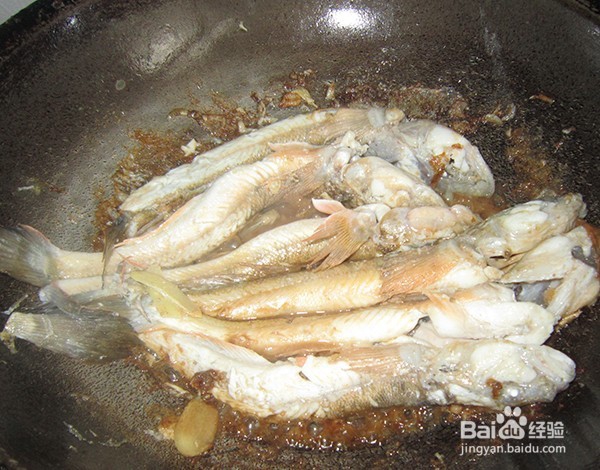 楞蹦鱼炖白菜豆腐的做法