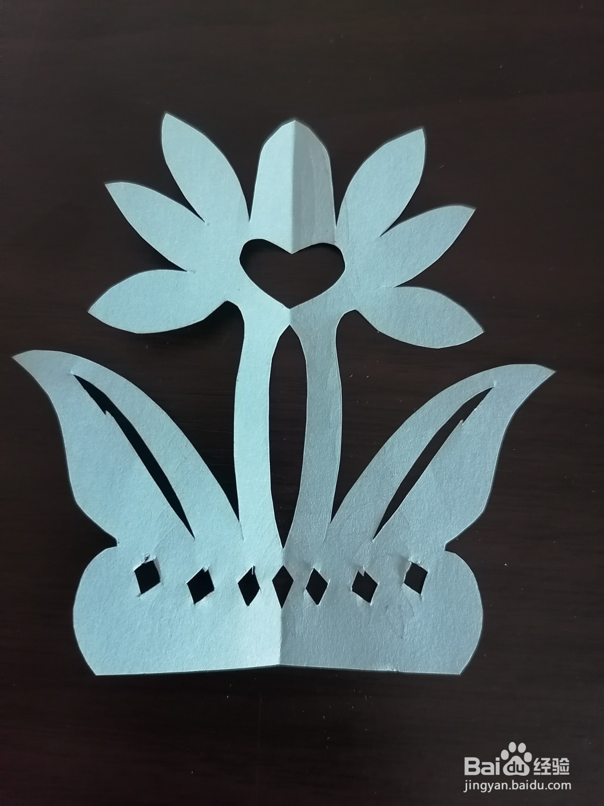 浅蓝色剪纸剑兰如何剪得好