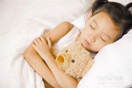 孩子长大了，还爱抱着布娃娃睡该怎么办？