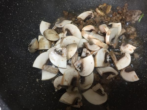 杂蔬肉沫鸡蛋面