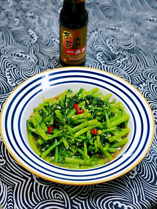 清香爽脆凉拌茼蒿