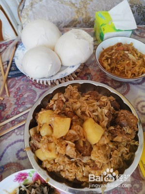 如何做内蒙古特色菜猪骨头烩酸菜？