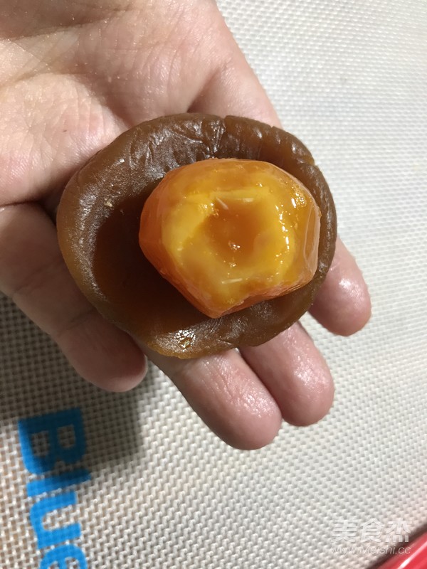 莲蓉蛋黄广式月饼