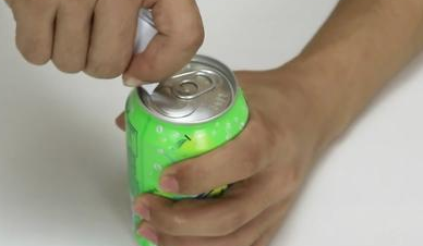 秒开瓶盖小窍门