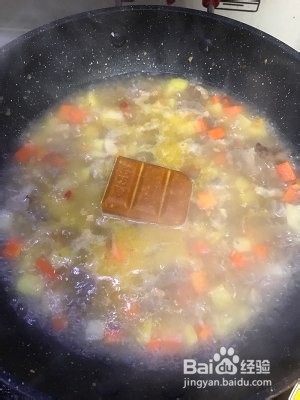 如何制作香辣的土豆咖喱胡萝卜牛腩盖饭？