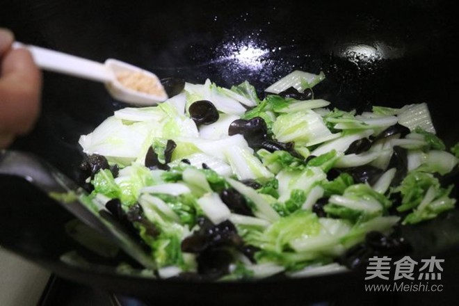 白菜炒木耳的做法