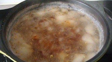 桃胶雪梨桂花羹的做法