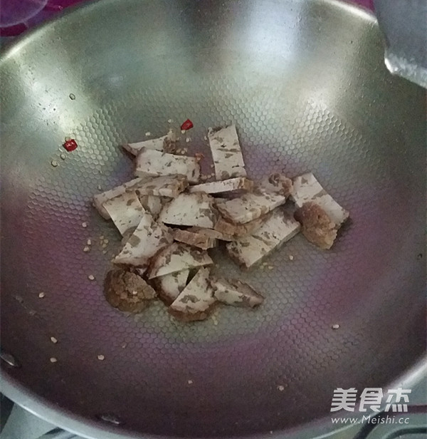 蒜苗炒猪血丸子