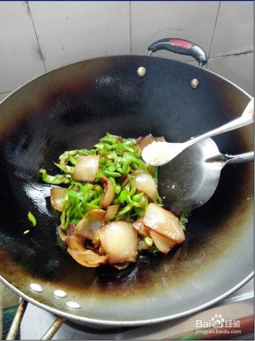 辣椒炒肥肉的做法