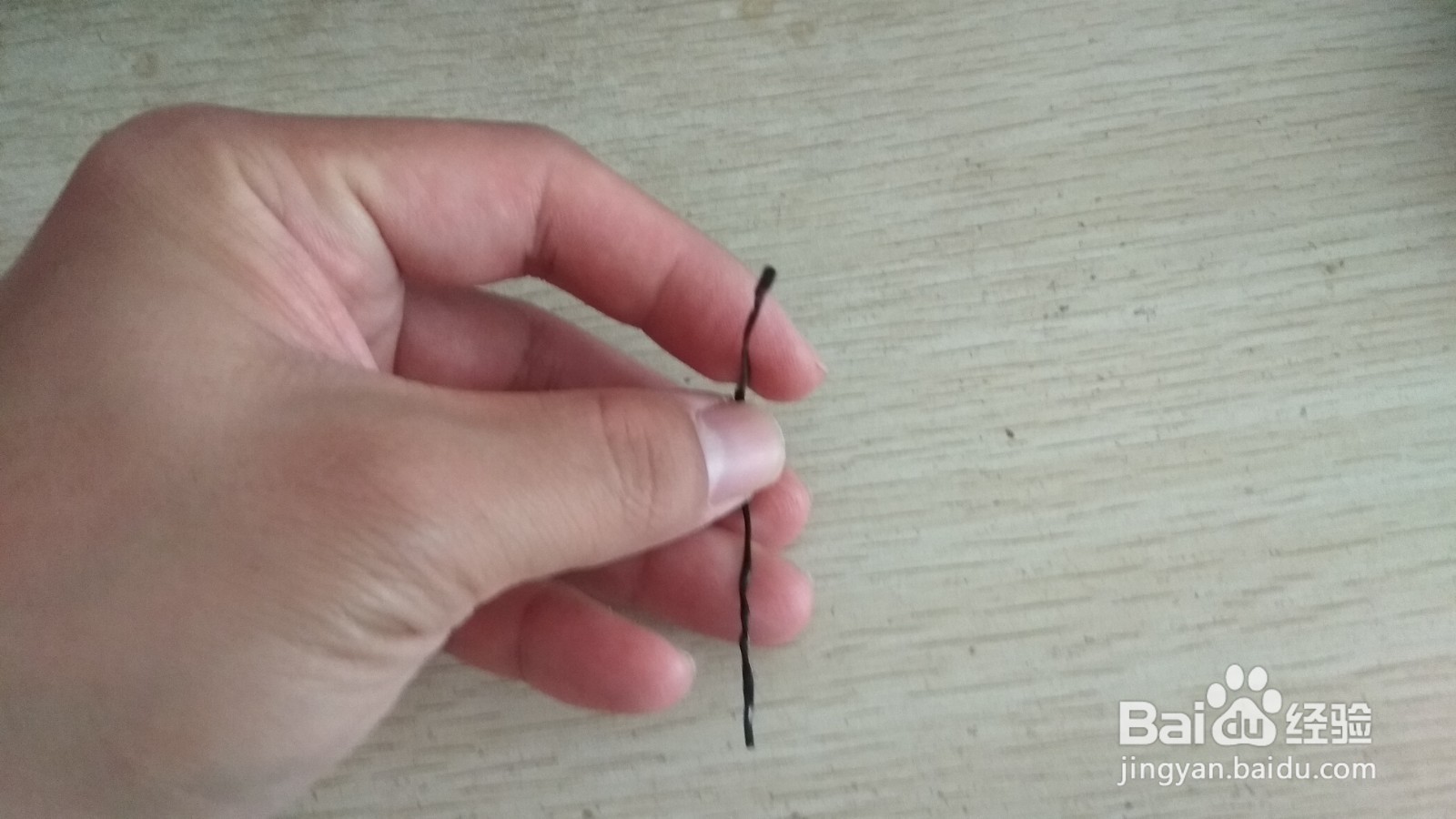 如何用一个数据线绑绳做有凹槽的中性笔的支架