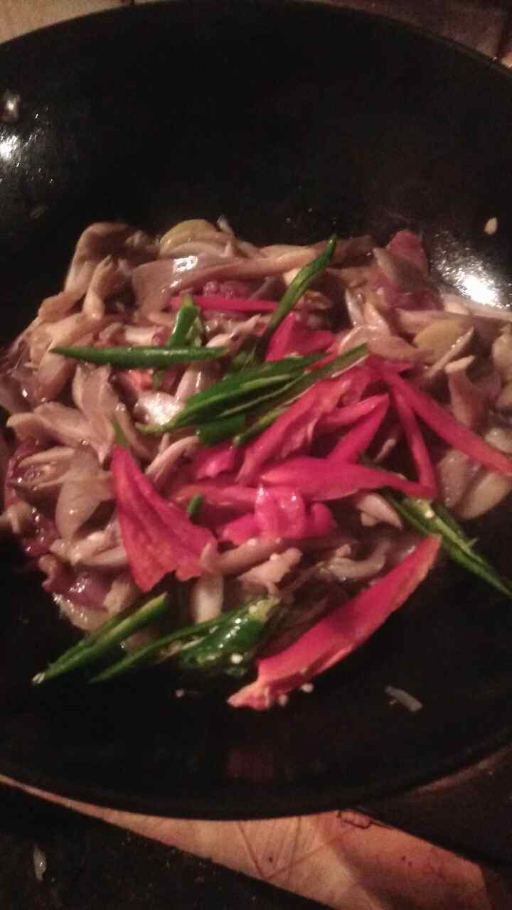 平菇炒香肠,饭桌上必不可少的美食,看完就会哦!