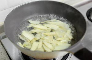 如何做出美味的冬笋炒腊肉？