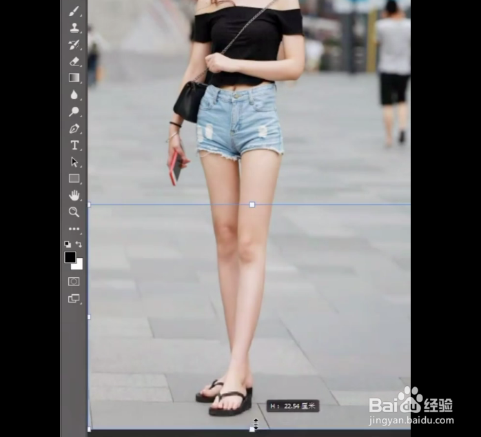 如何把照片中人物的腿拉长