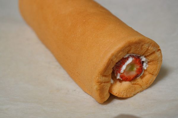 草莓鲜奶蛋糕卷