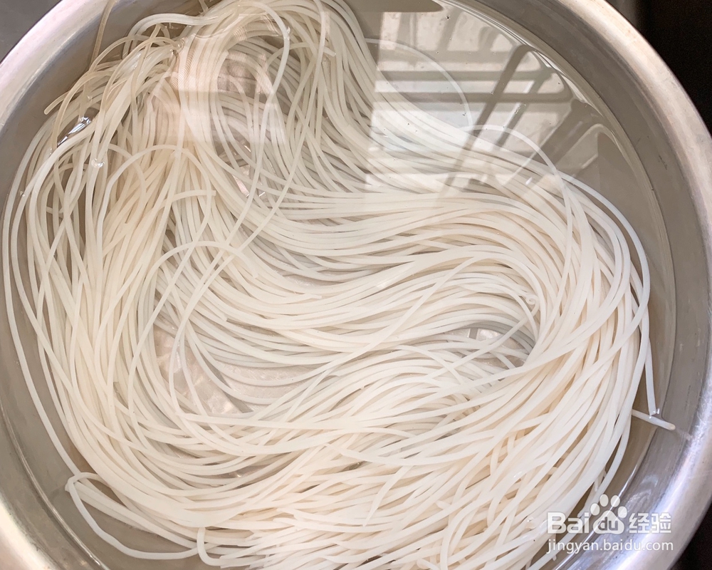 心心念念的酸辣牛肉汤米线