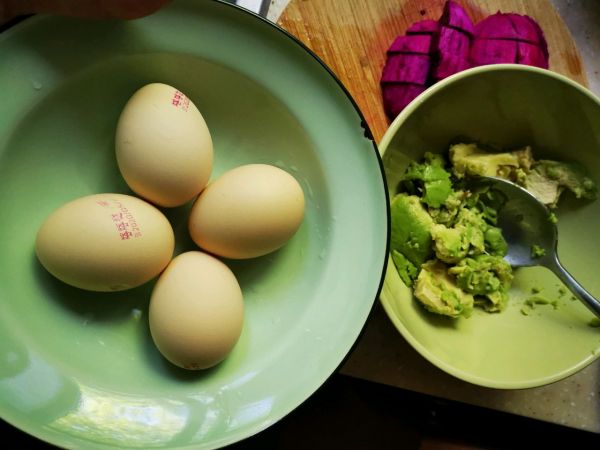牛油果鸡蛋吐司