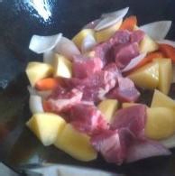 鲜嫩土豆炖牛肉