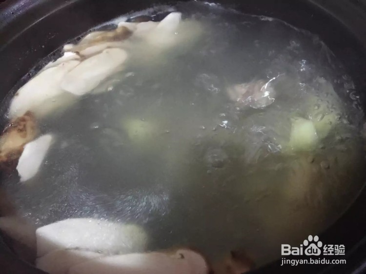 新鲜松茸排骨汤的做法