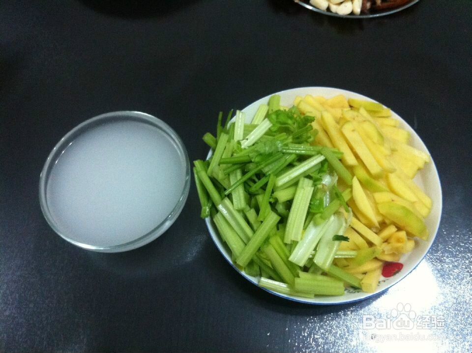 芹菜炒土豆，平淡的小幸福