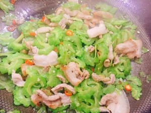 苦瓜炒肉 苦瓜这样做去除大半苦味