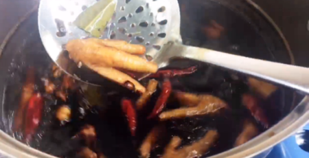 如何做香辣鸡爪。