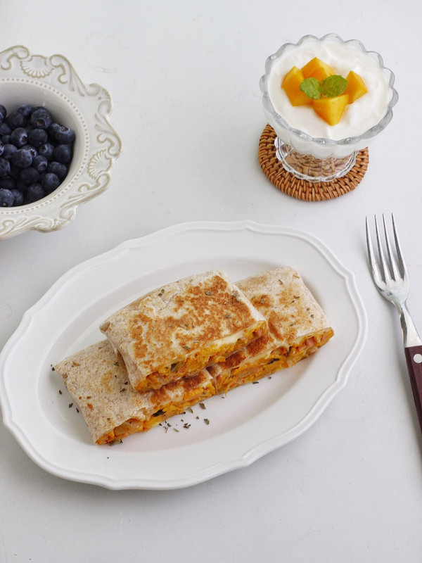 芝士泡菜火腿蛋卷饼和芒果酸奶