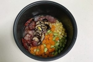 怎么做香喷喷的腊肠时蔬焖饭