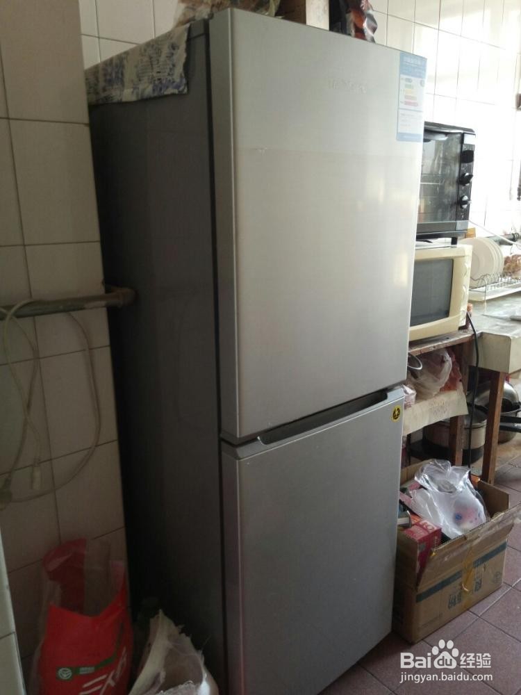 新飞冰箱176升里面灯坏了怎么换