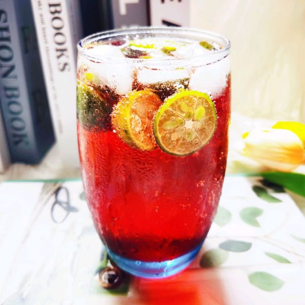 蔓越莓青柠气泡水