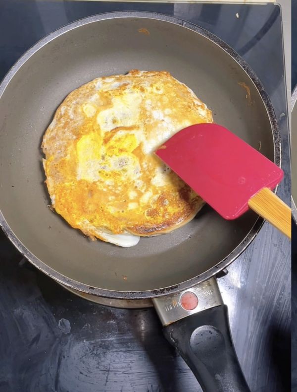 煎三文鱼配酸汤米粉