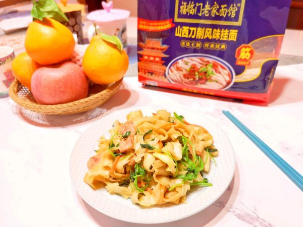 草头火腿炒刀削面