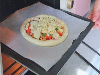 鱼丸卷边披萨怎么做？