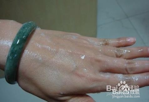 如何佩戴翡翠手镯
