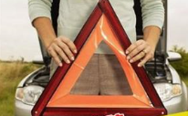 如何正确放置汽车三角警示牌