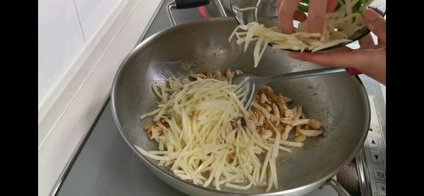 榨菜肉丝混搭青椒茭白