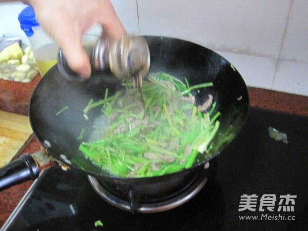 牛肉炒香芹的做法