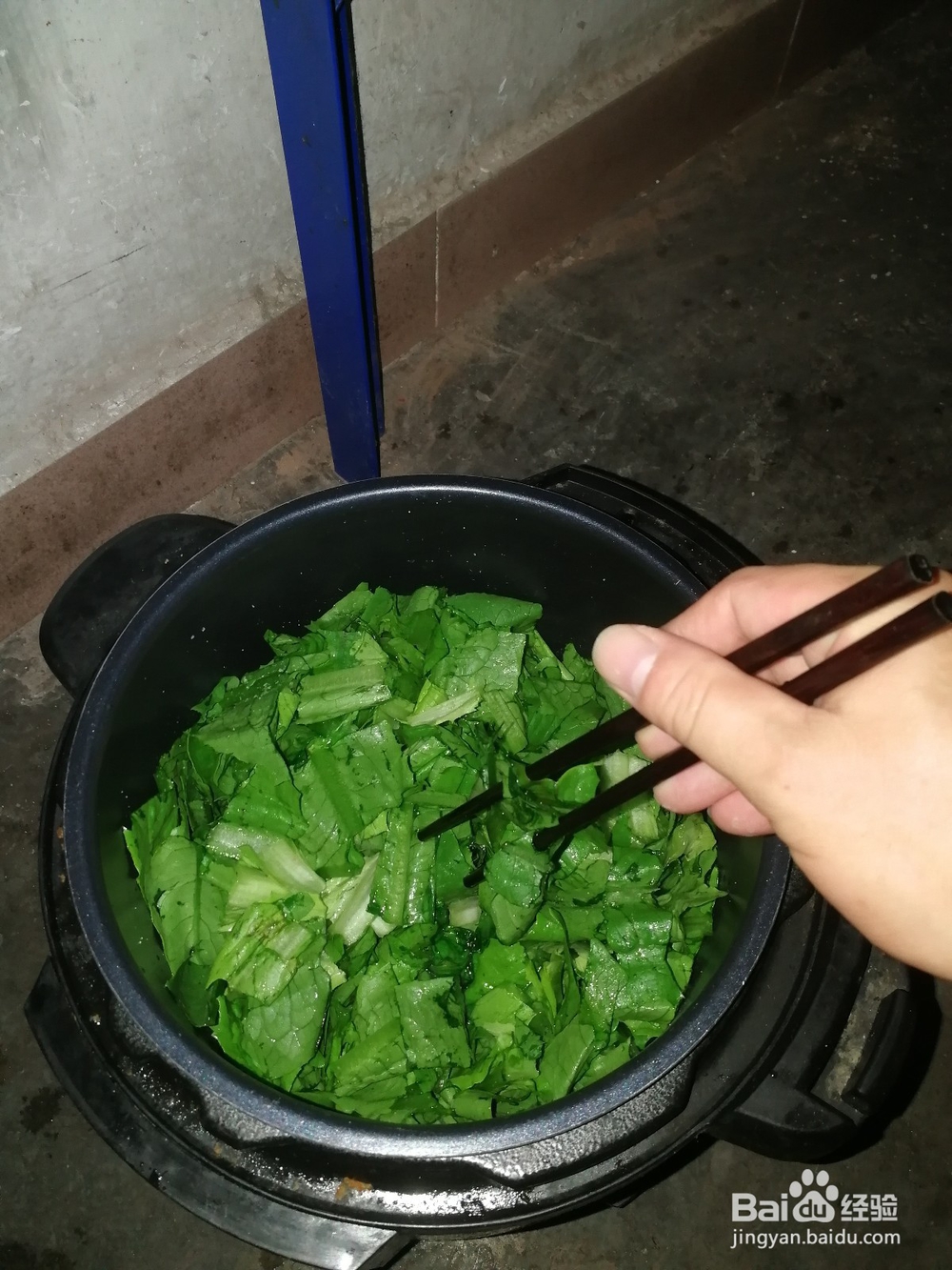 如何用电饭锅炒油麦?